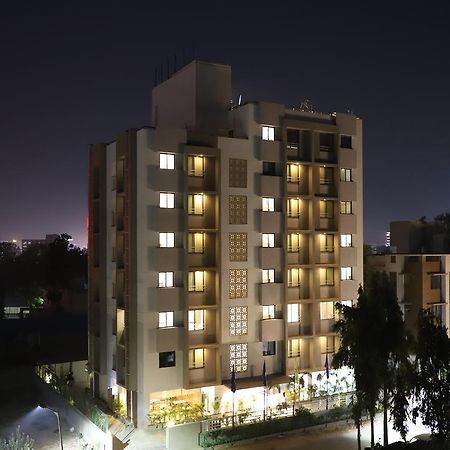 Ebony Residency Hotel Ахмедабад Екстериор снимка