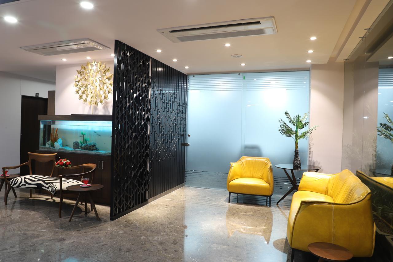 Ebony Residency Hotel Ахмедабад Екстериор снимка