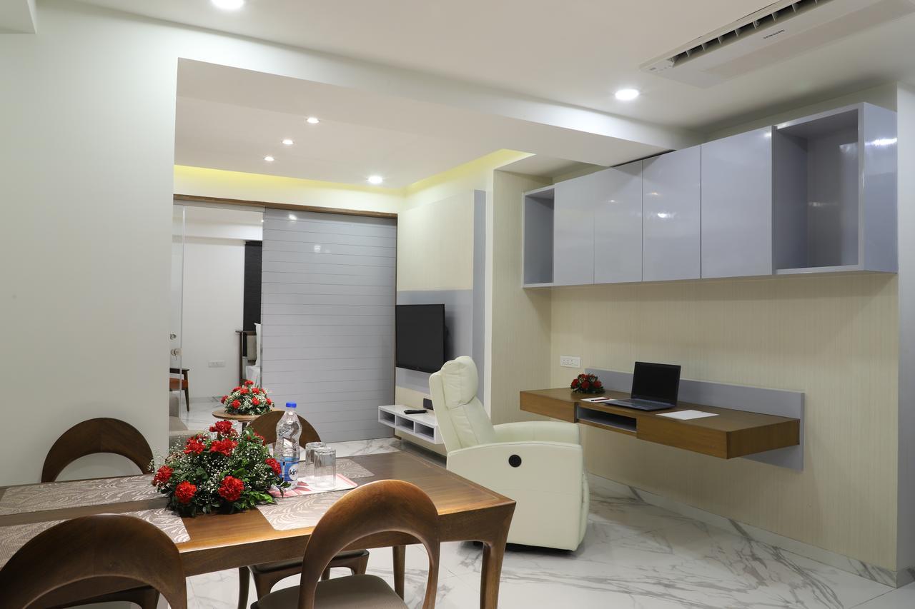 Ebony Residency Hotel Ахмедабад Екстериор снимка