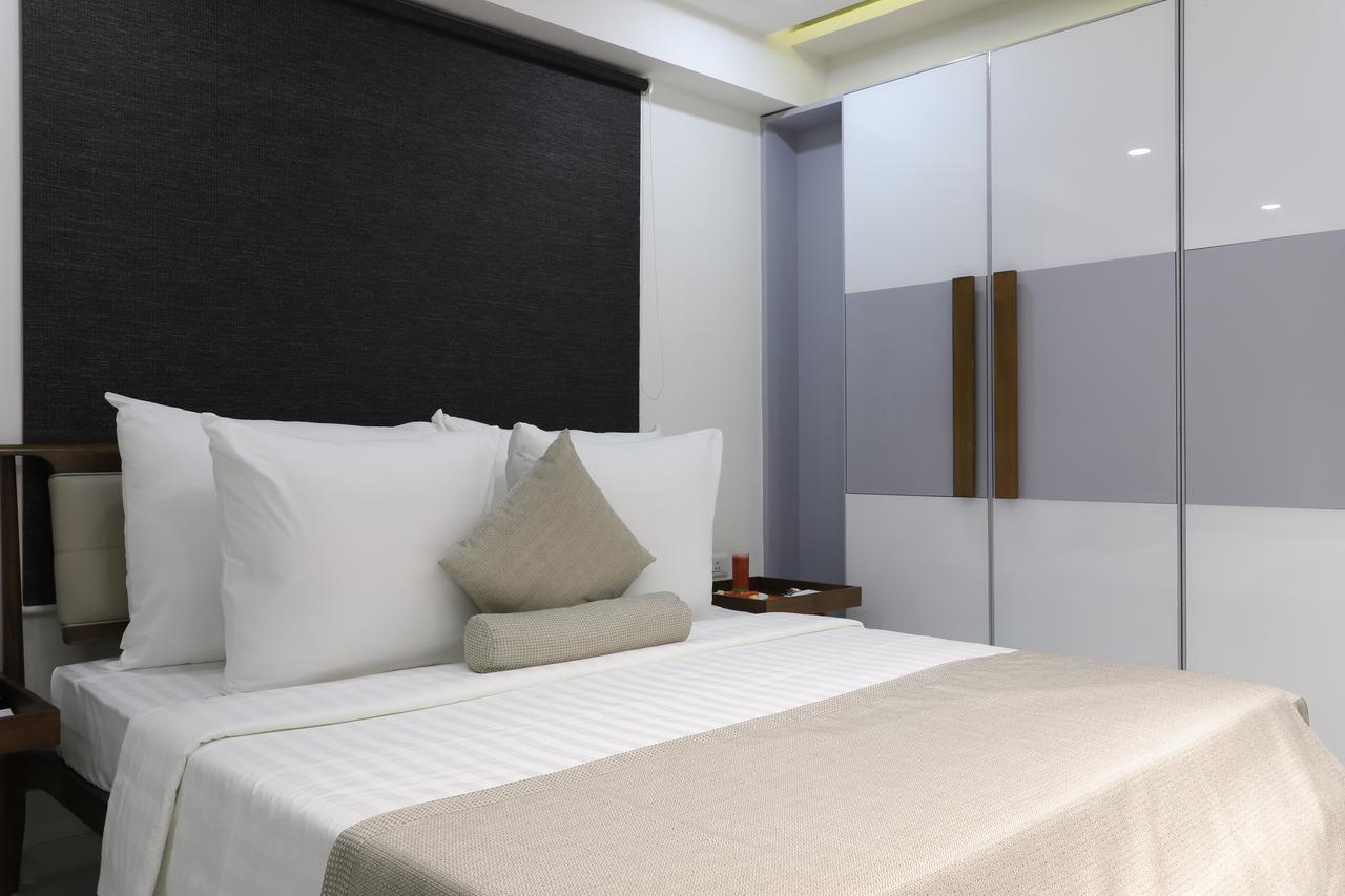 Ebony Residency Hotel Ахмедабад Екстериор снимка