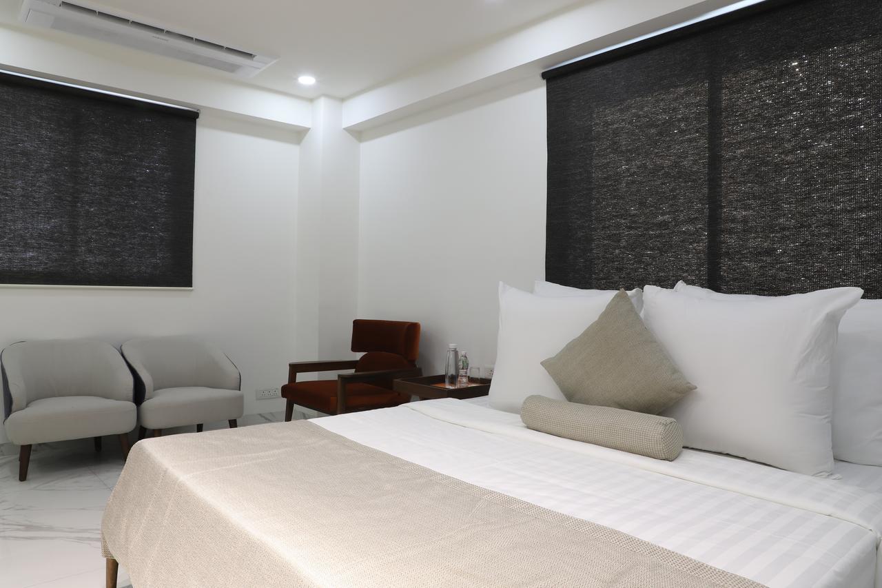 Ebony Residency Hotel Ахмедабад Екстериор снимка
