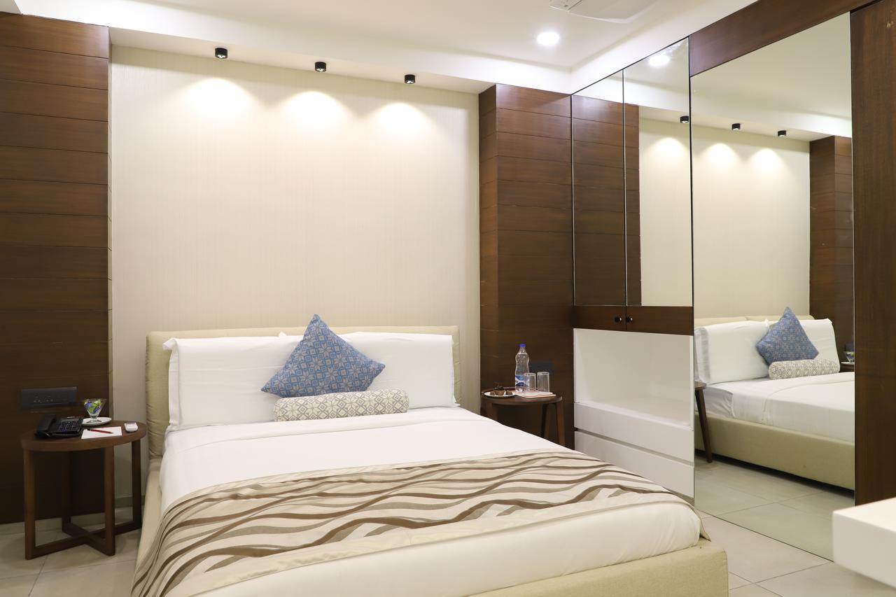 Ebony Residency Hotel Ахмедабад Екстериор снимка