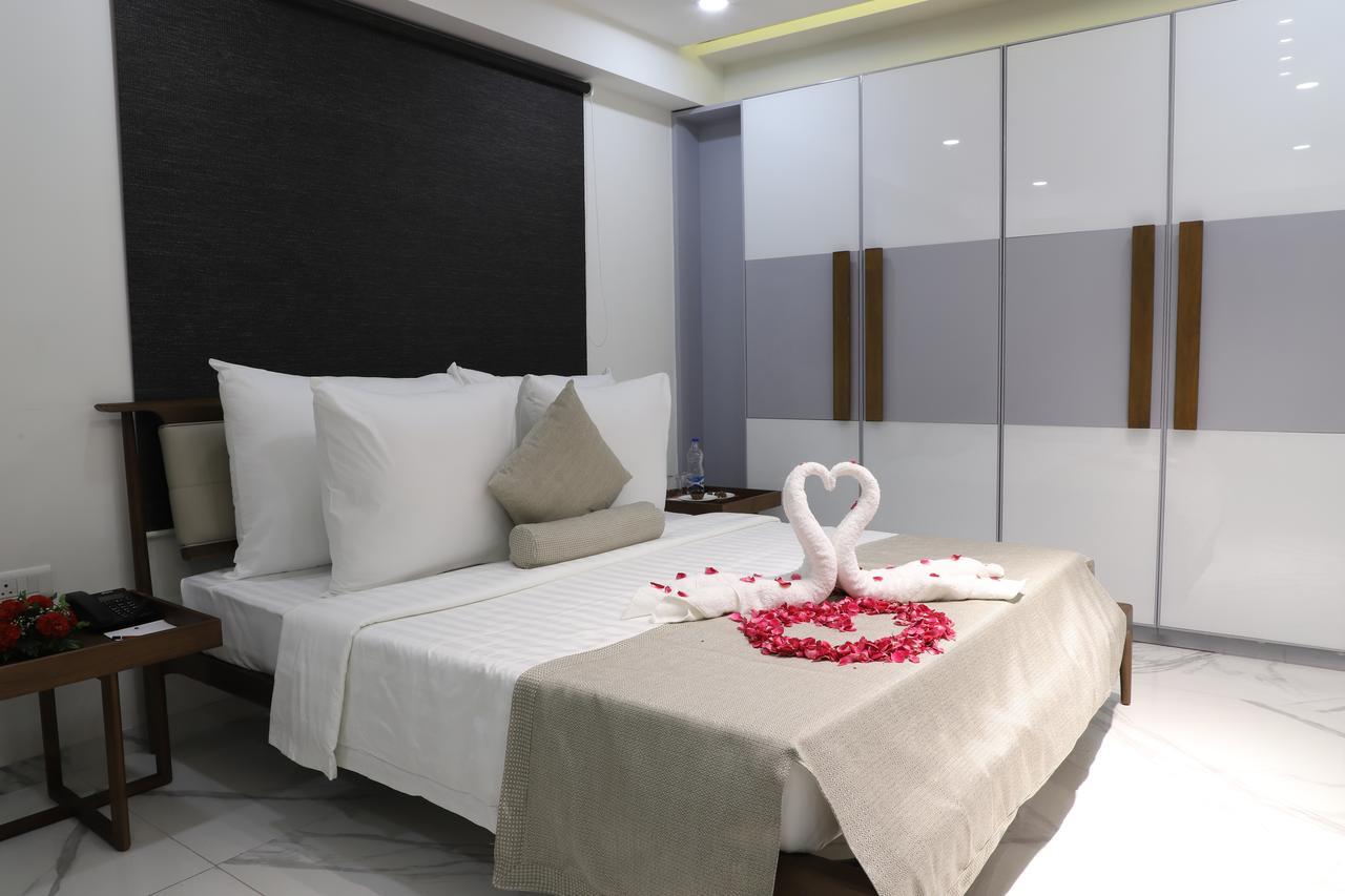 Ebony Residency Hotel Ахмедабад Екстериор снимка