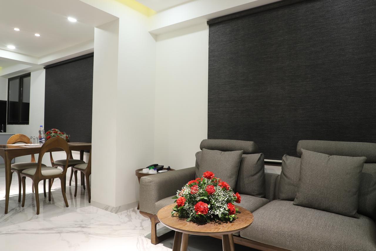 Ebony Residency Hotel Ахмедабад Екстериор снимка