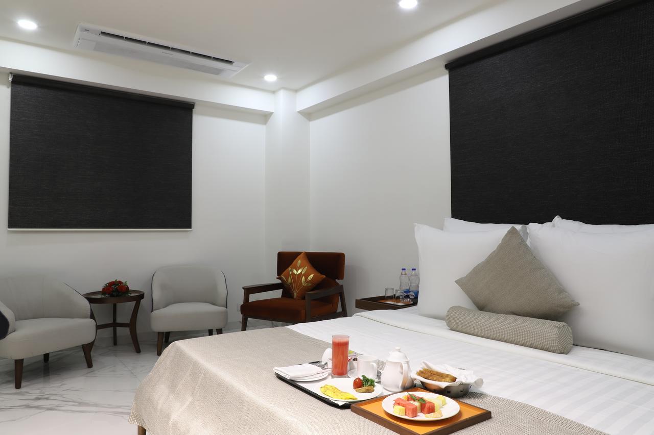 Ebony Residency Hotel Ахмедабад Екстериор снимка