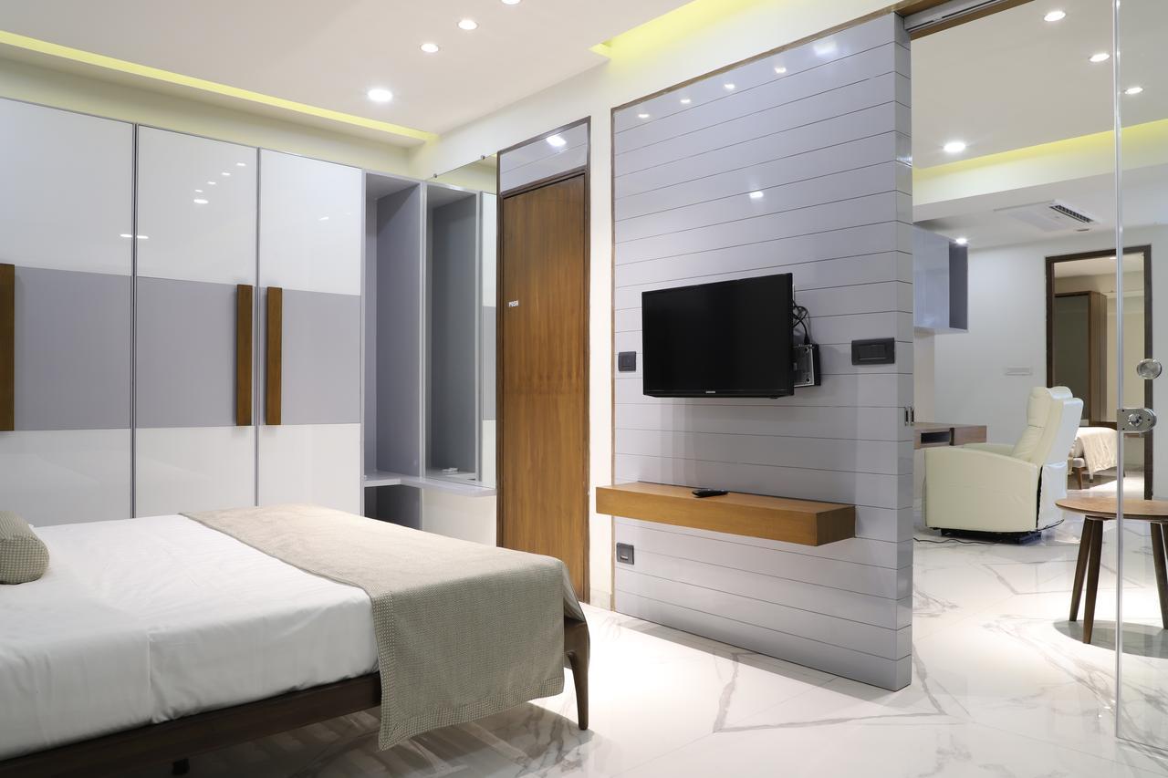 Ebony Residency Hotel Ахмедабад Екстериор снимка