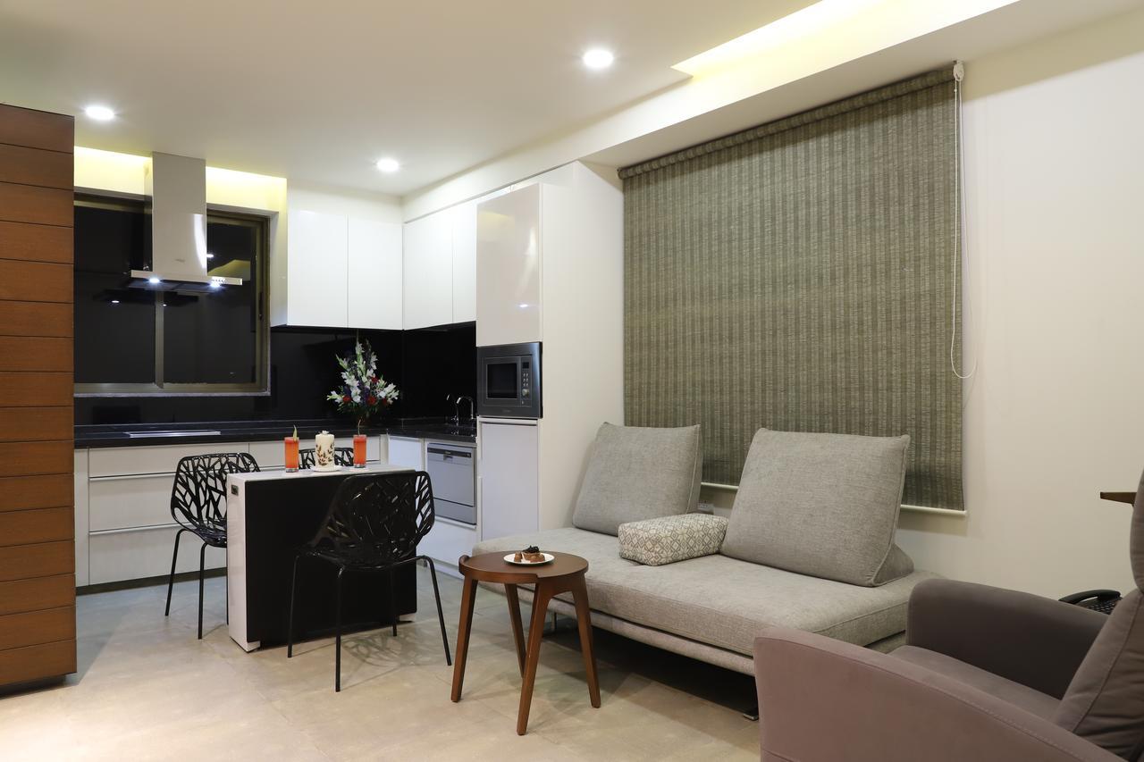 Ebony Residency Hotel Ахмедабад Екстериор снимка