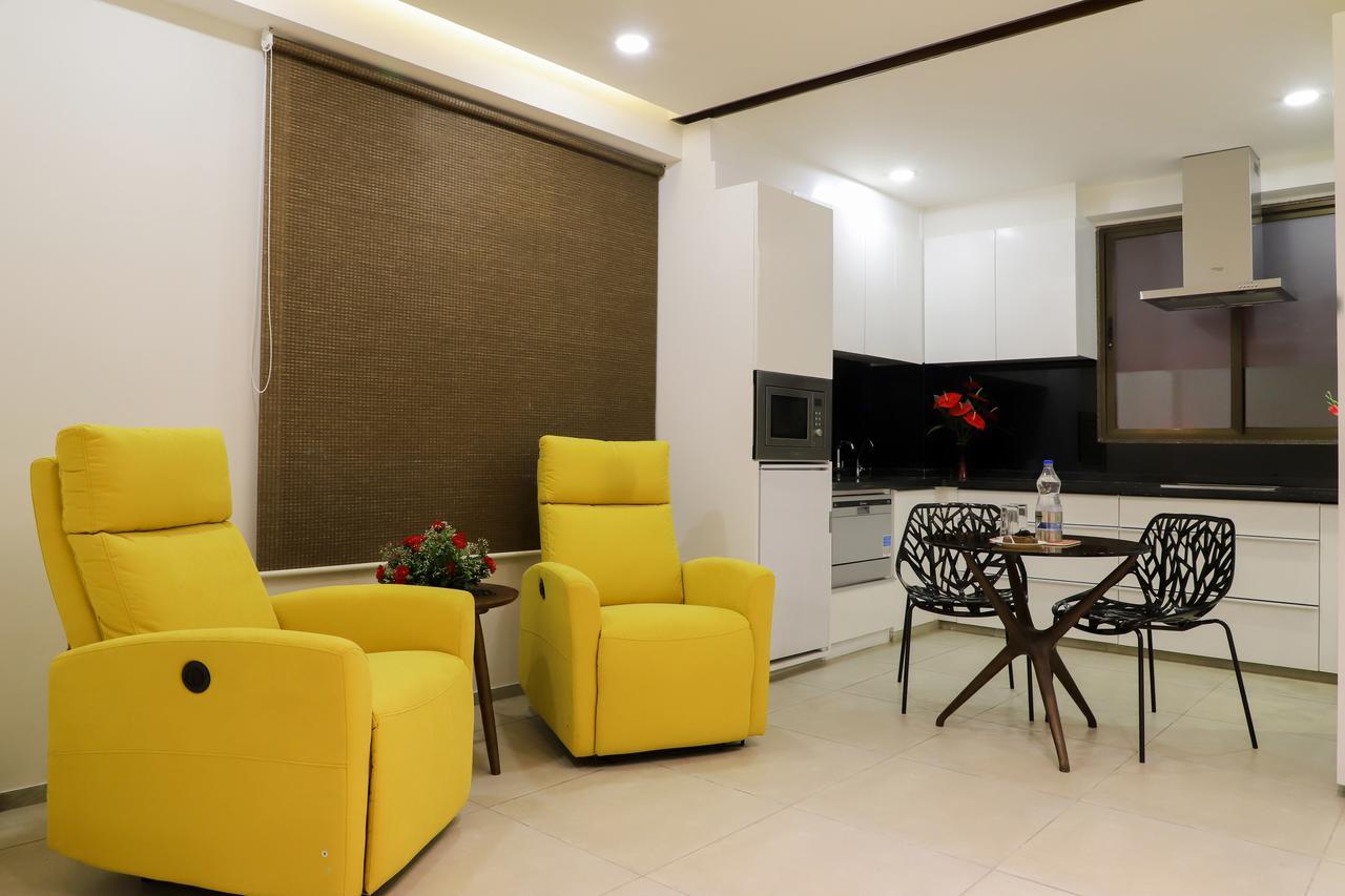 Ebony Residency Hotel Ахмедабад Екстериор снимка