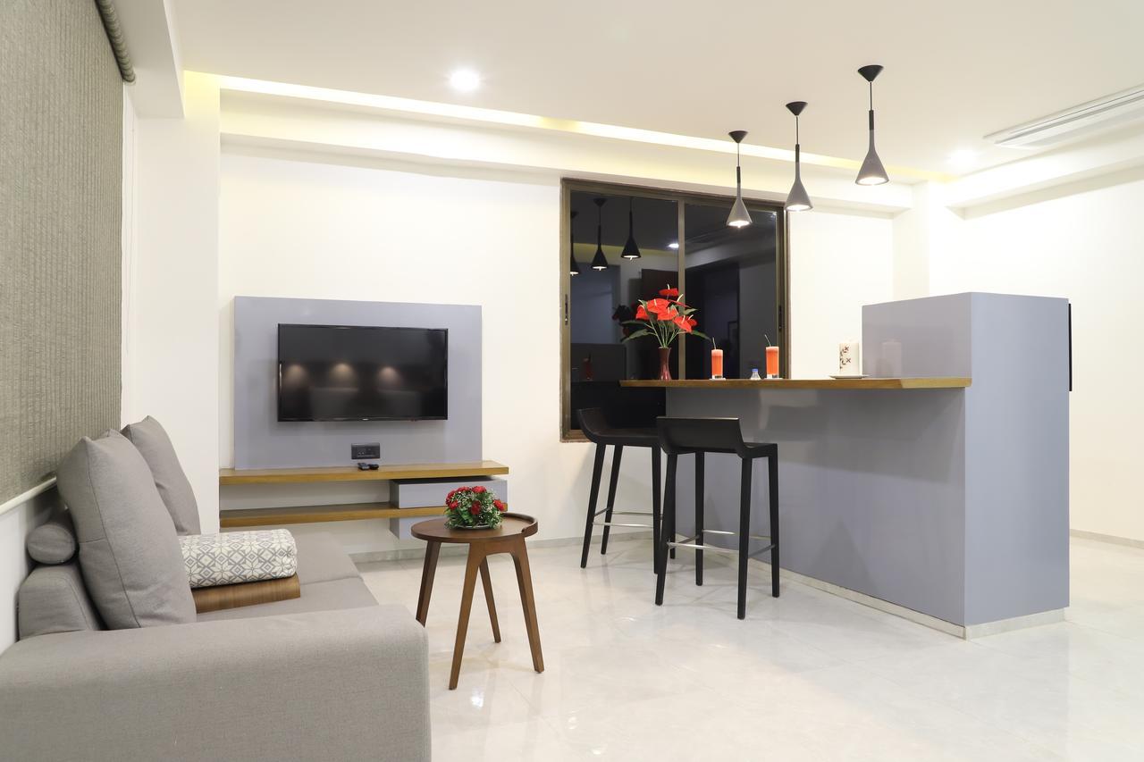 Ebony Residency Hotel Ахмедабад Екстериор снимка