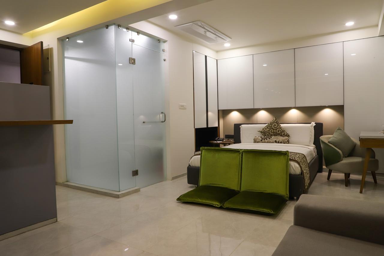 Ebony Residency Hotel Ахмедабад Екстериор снимка