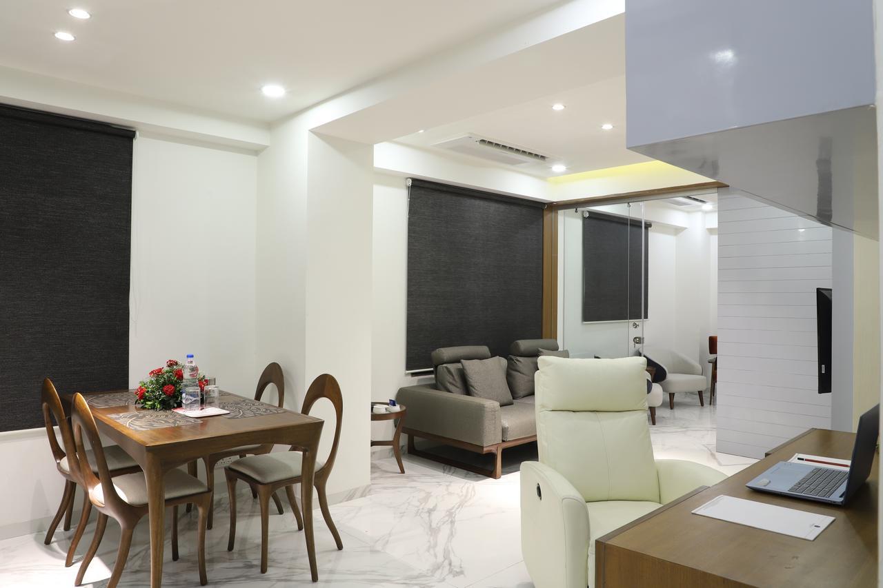 Ebony Residency Hotel Ахмедабад Екстериор снимка