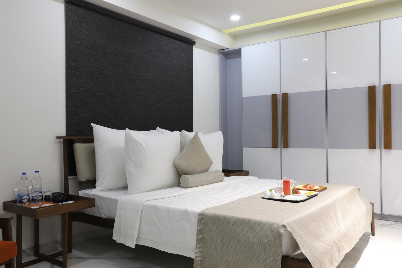 Ebony Residency Hotel Ахмедабад Екстериор снимка
