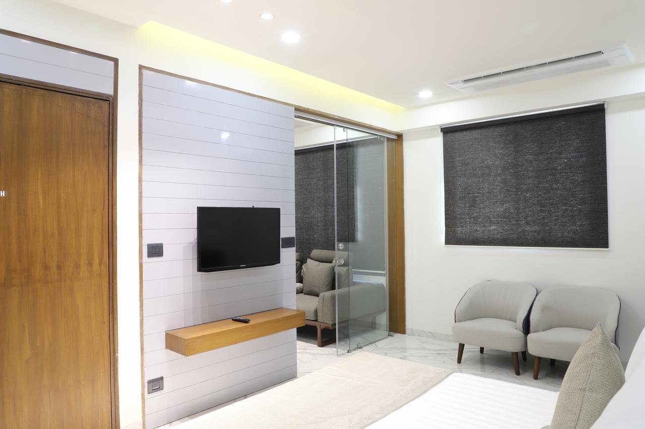 Ebony Residency Hotel Ахмедабад Екстериор снимка