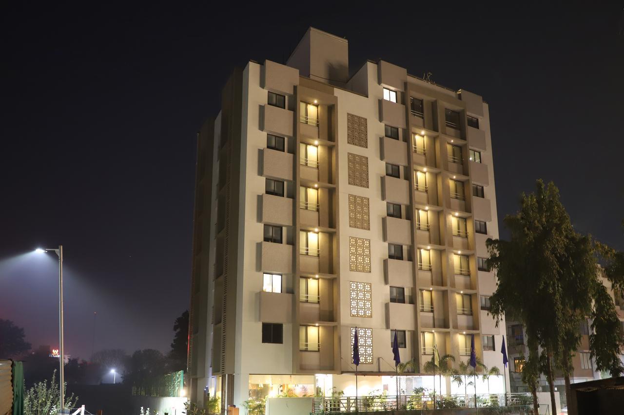 Ebony Residency Hotel Ахмедабад Екстериор снимка