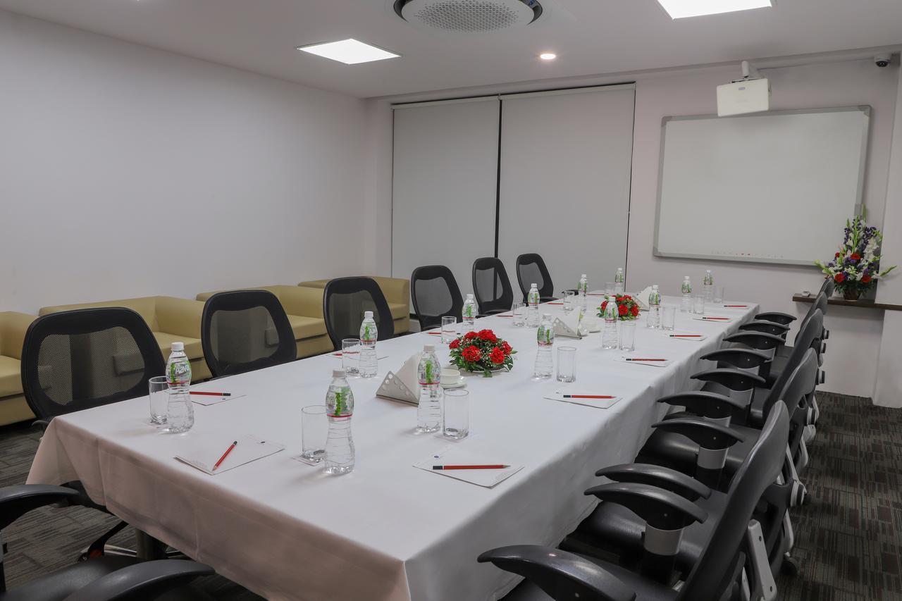 Ebony Residency Hotel Ахмедабад Екстериор снимка