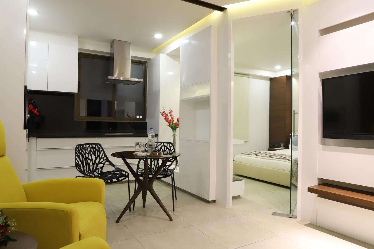 Ebony Residency Hotel Ахмедабад Екстериор снимка