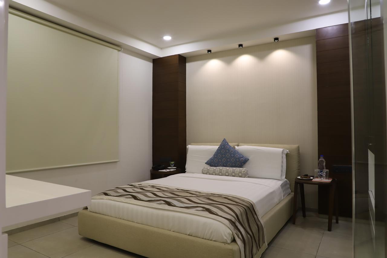 Ebony Residency Hotel Ахмедабад Екстериор снимка