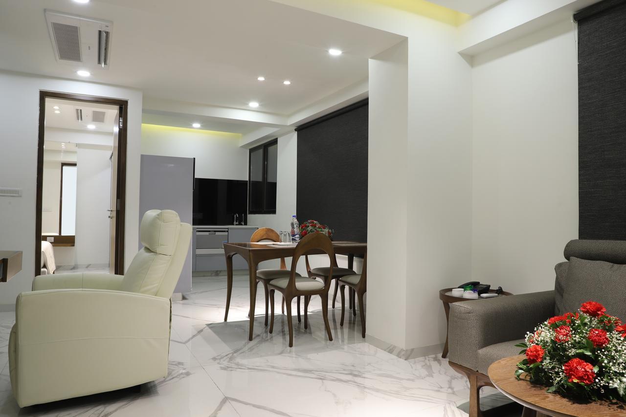 Ebony Residency Hotel Ахмедабад Екстериор снимка