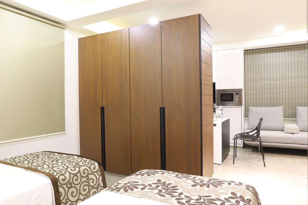 Ebony Residency Hotel Ахмедабад Екстериор снимка