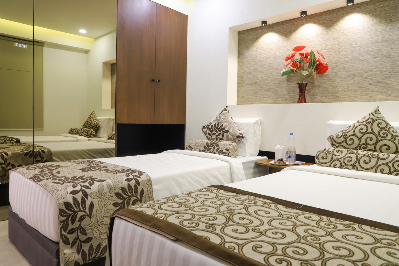 Ebony Residency Hotel Ахмедабад Екстериор снимка