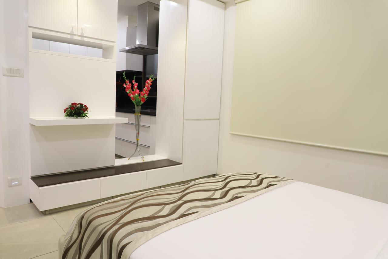 Ebony Residency Hotel Ахмедабад Екстериор снимка
