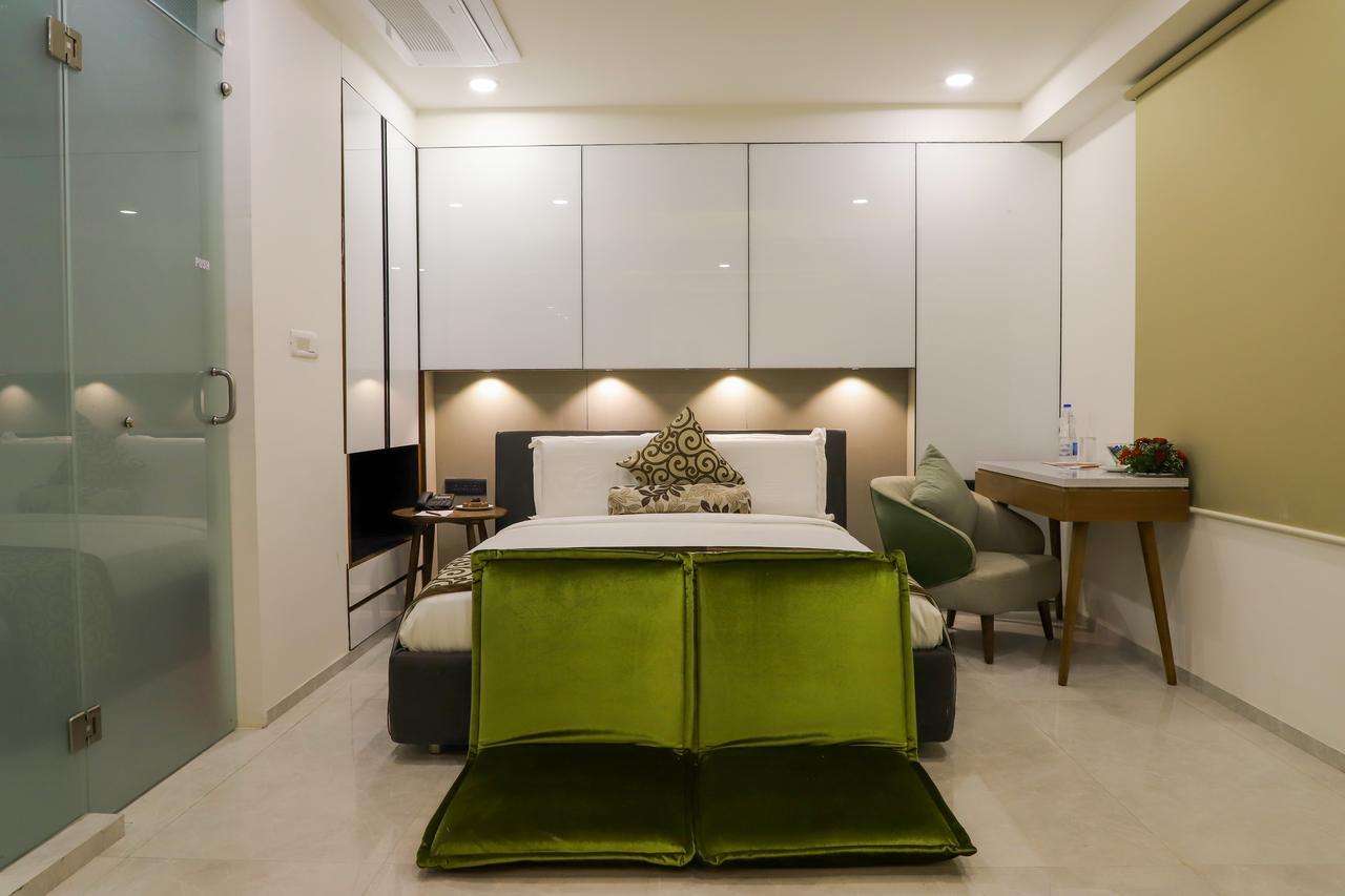 Ebony Residency Hotel Ахмедабад Екстериор снимка