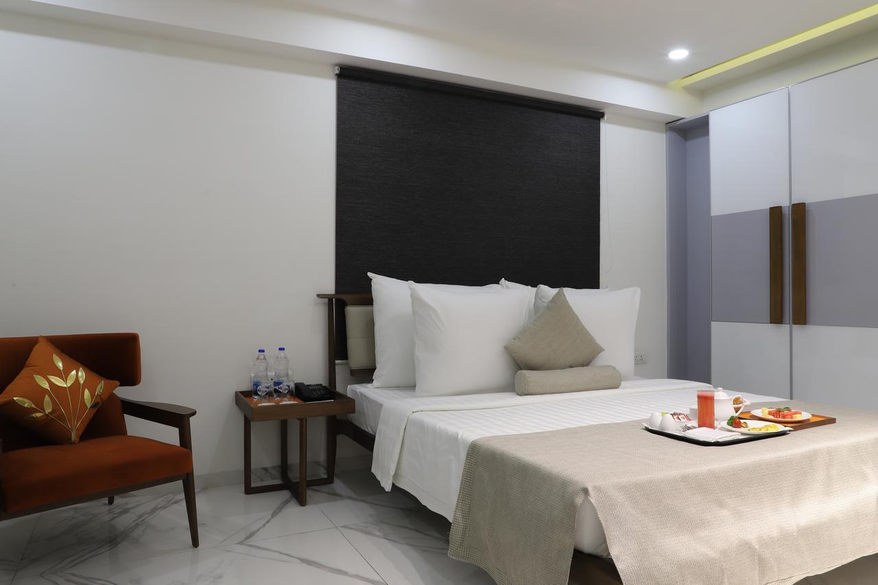 Ebony Residency Hotel Ахмедабад Екстериор снимка