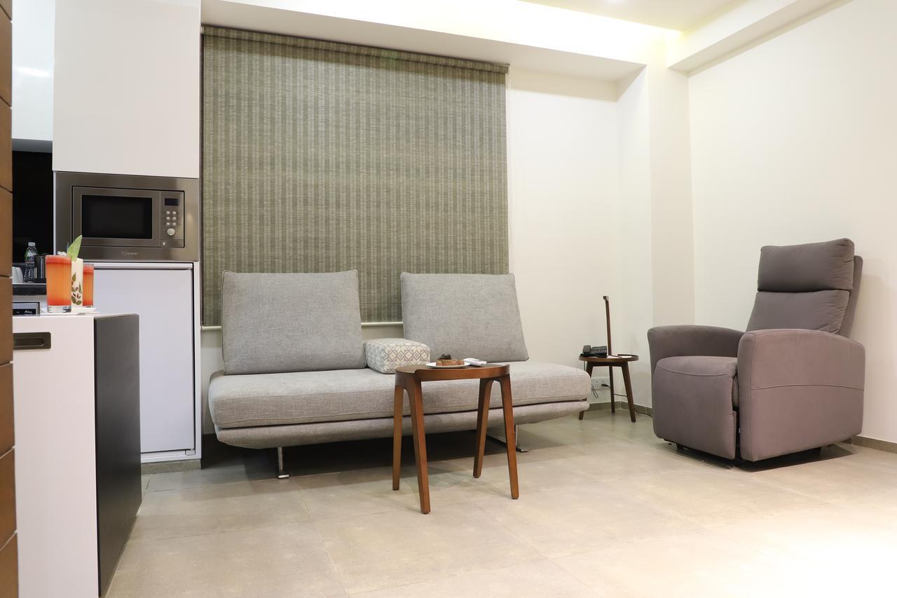 Ebony Residency Hotel Ахмедабад Екстериор снимка