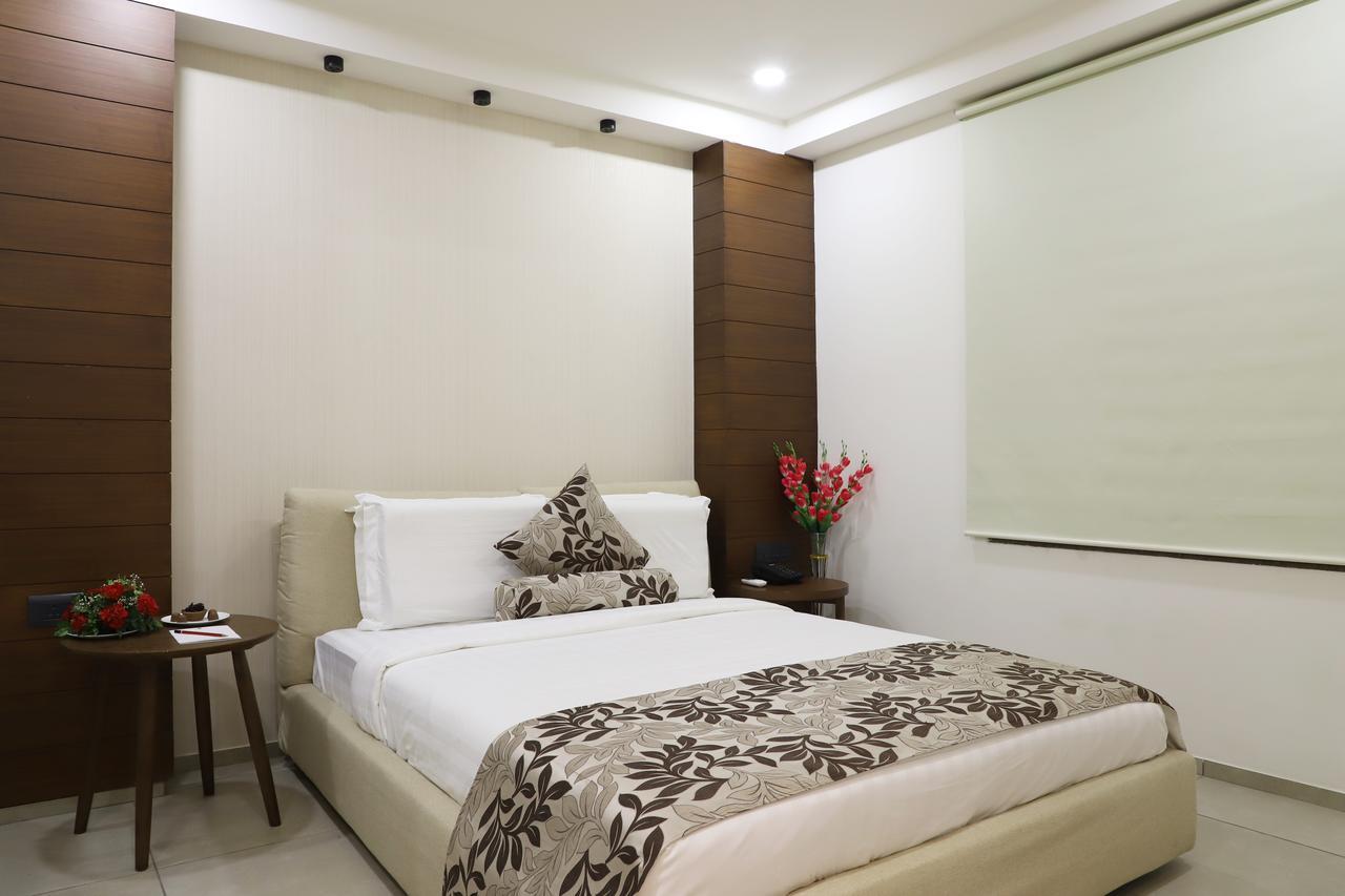 Ebony Residency Hotel Ахмедабад Екстериор снимка