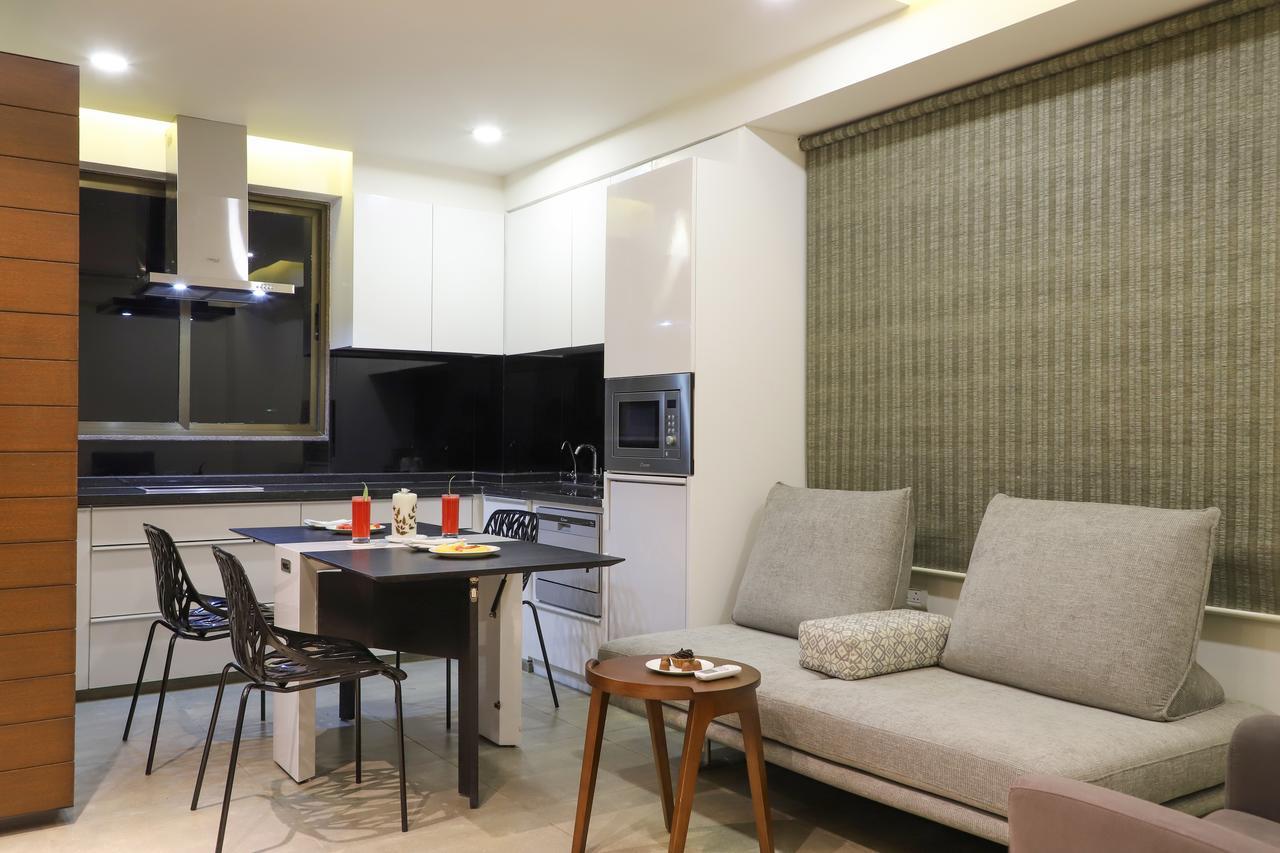 Ebony Residency Hotel Ахмедабад Екстериор снимка