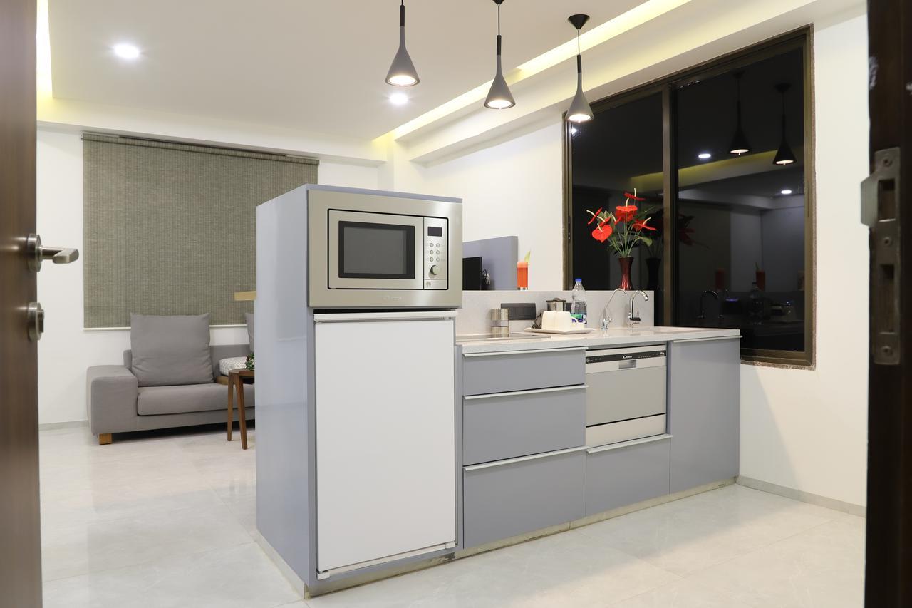 Ebony Residency Hotel Ахмедабад Екстериор снимка