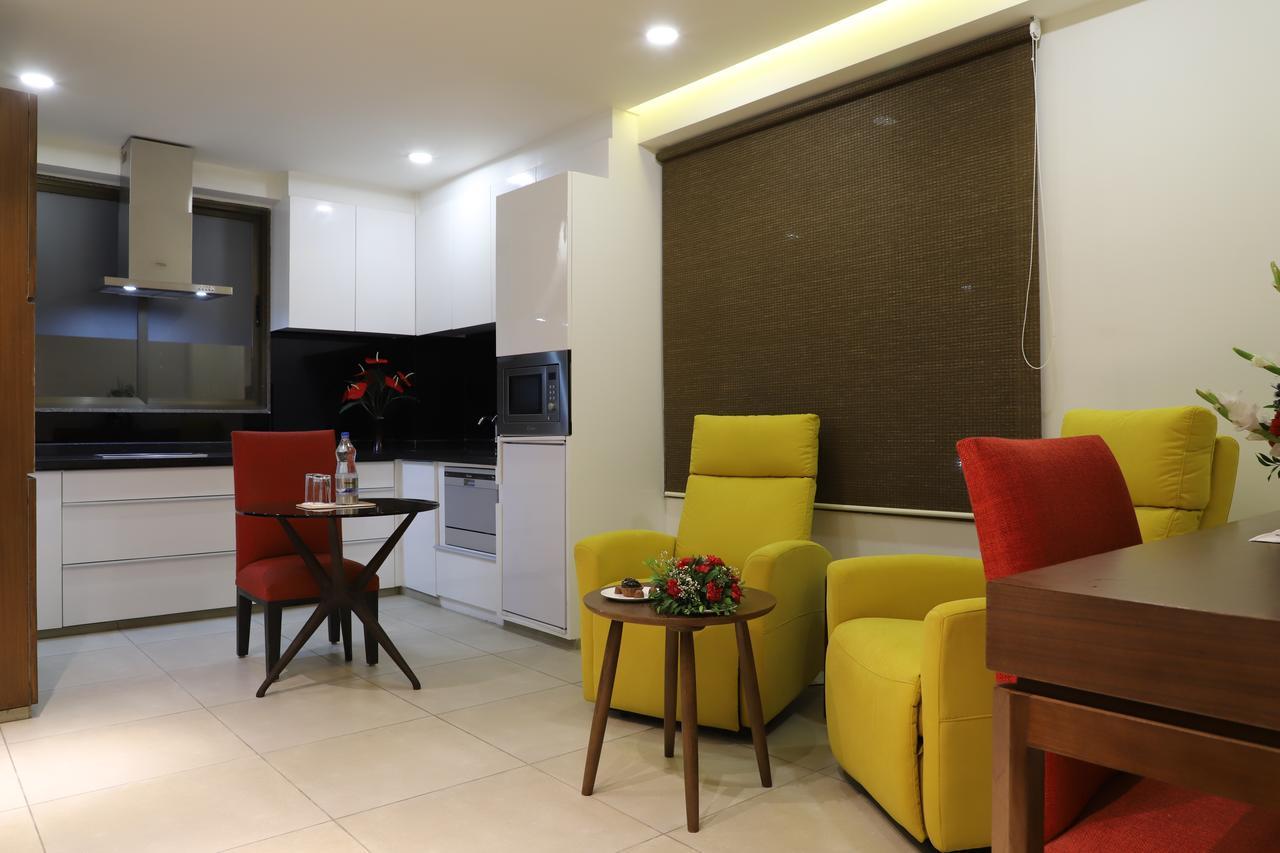 Ebony Residency Hotel Ахмедабад Екстериор снимка