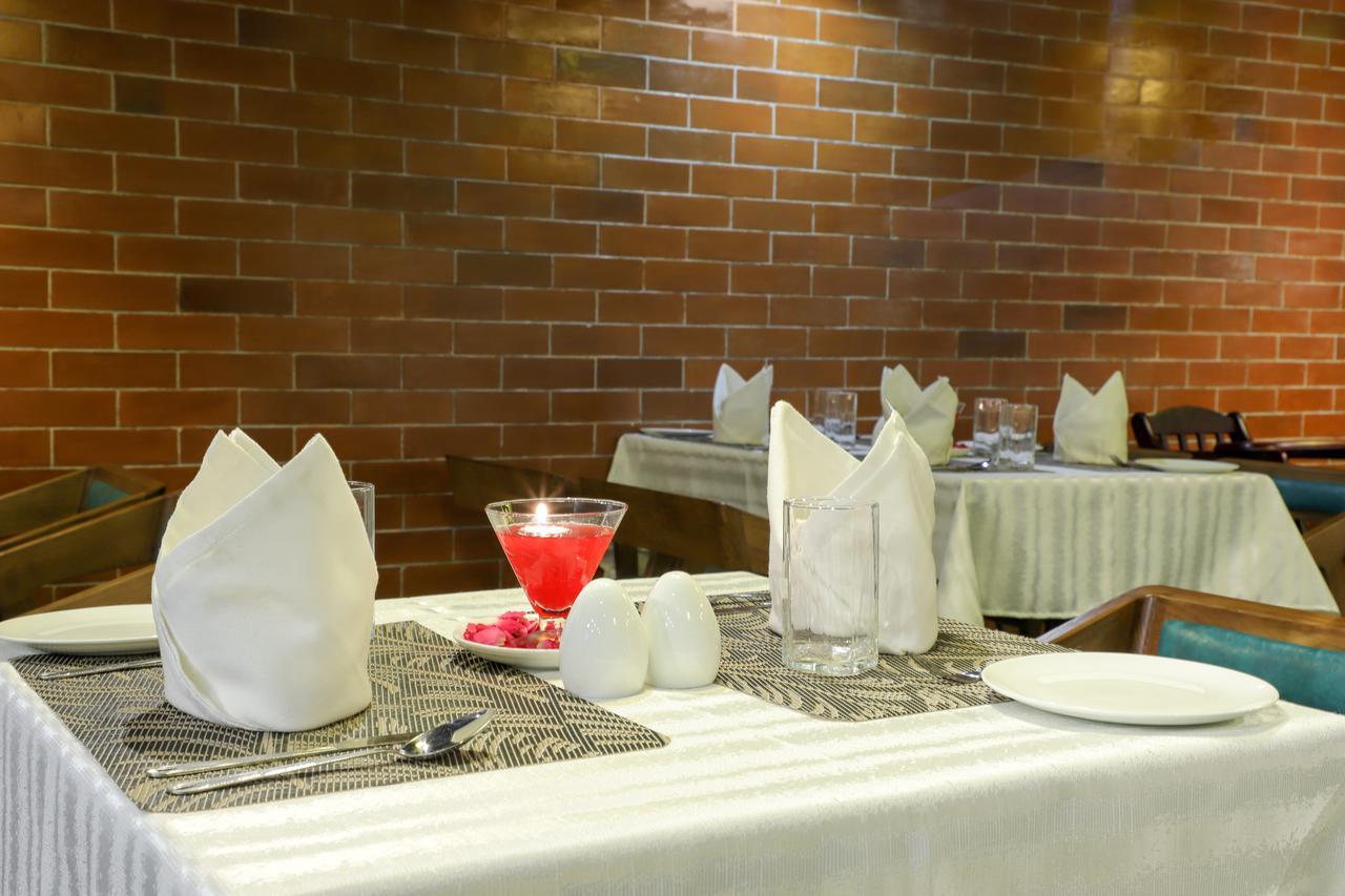 Ebony Residency Hotel Ахмедабад Екстериор снимка