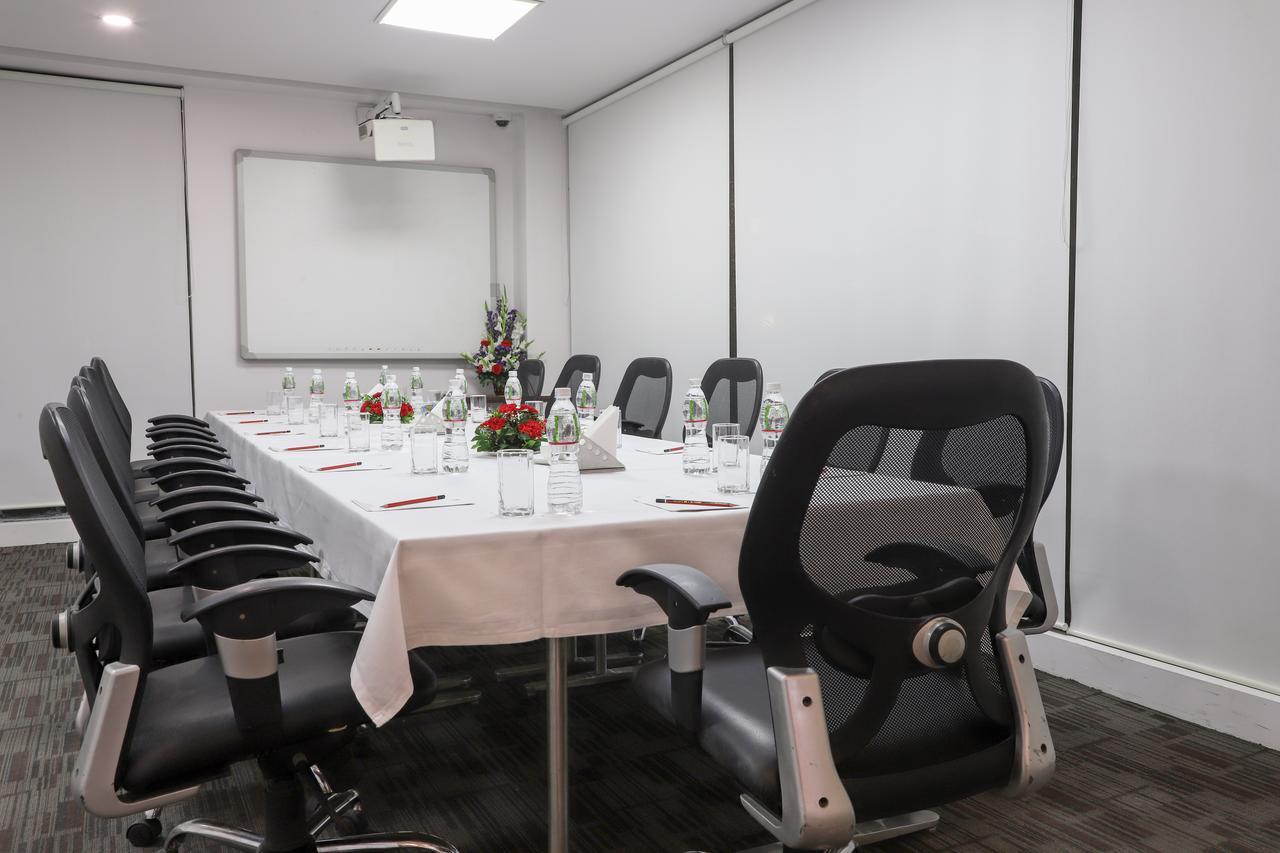 Ebony Residency Hotel Ахмедабад Екстериор снимка
